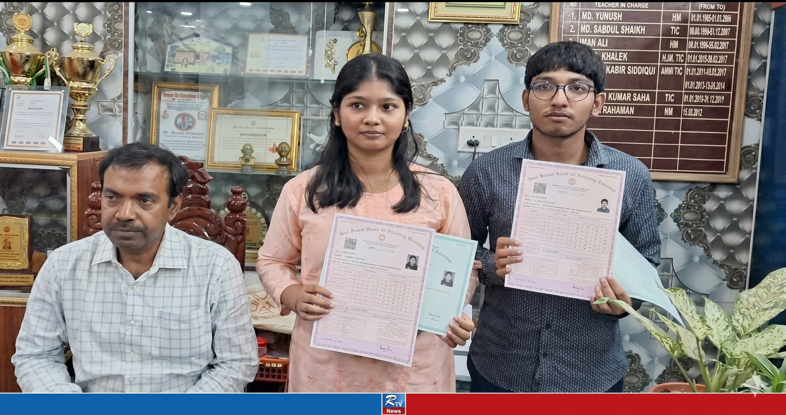 “বাস্তব না সিনেমার গল্প? একসঙ্গে জন্ম, একই স্কুল, আর মাধ্যমিকেও হুবহু এক নম্বর!”